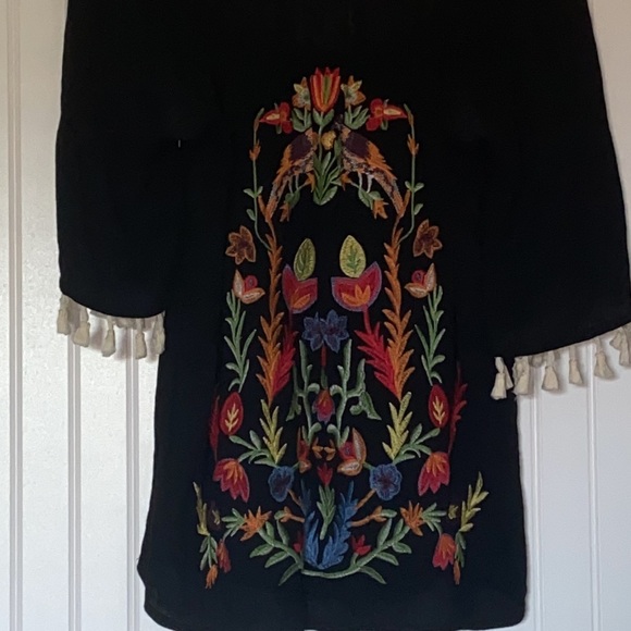 Umgee Black Embroidered Floral Blouse Size M - Picture 2 of 4